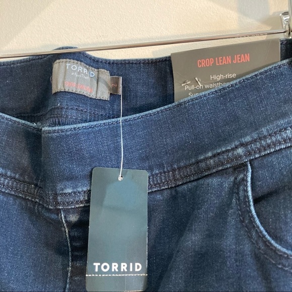 TORRID Sz  2 (2x) Crop Lean Mid Wash Jeans NWT - Picture 2 of 8